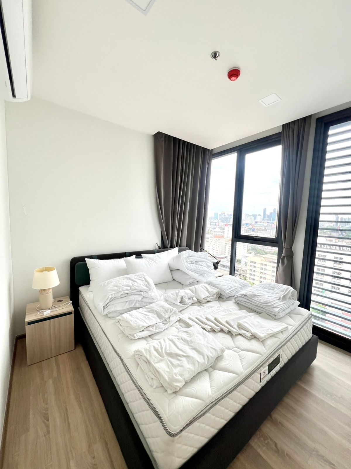 For RentCondoRatchathewi,Phayathai : Great value corner room - XT Phayathai 2 bedrooms, 2 bathrooms, 1 office or can be adjusted to dress up - Fully Furnished