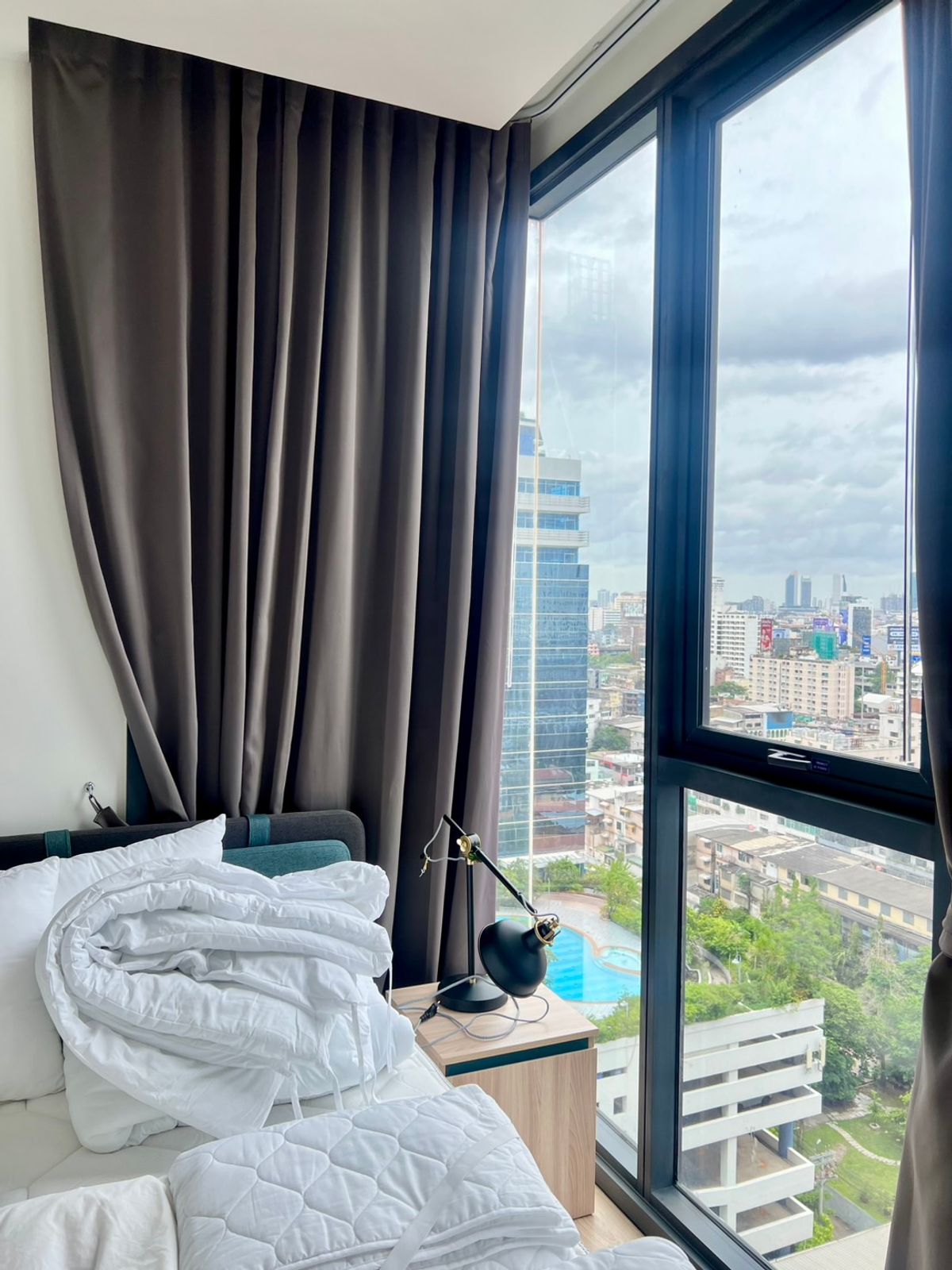 For RentCondoRatchathewi,Phayathai : Great value corner room - XT Phayathai 2 bedrooms, 2 bathrooms, 1 office or can be adjusted to dress up - Fully Furnished