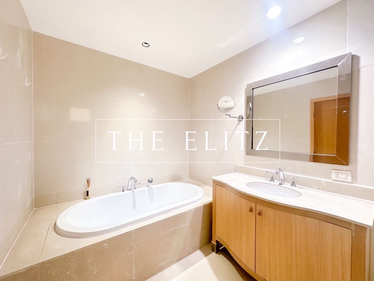 For SaleCondoSathorn, Narathiwat : ✨ Located in a condo but feel like a mansion in the sky, The Empire Place, a large room, full function ✔