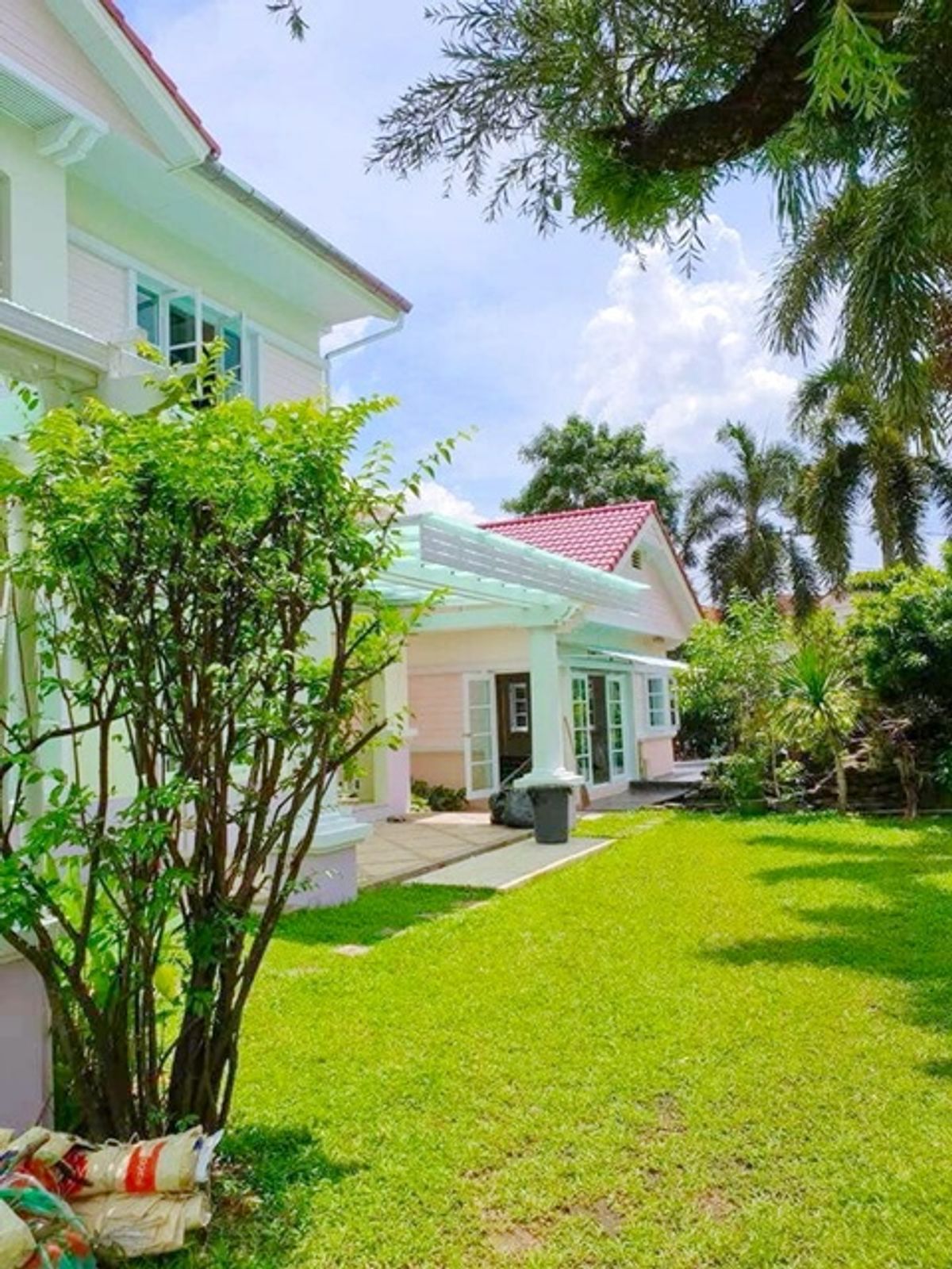 For RentHouseKaset Nawamin,Ladplakao : Thanommit Market Plenary Mall 1.1km MRT Watcharapol 2.1 km For rent-sale luxury 2-storey mansion