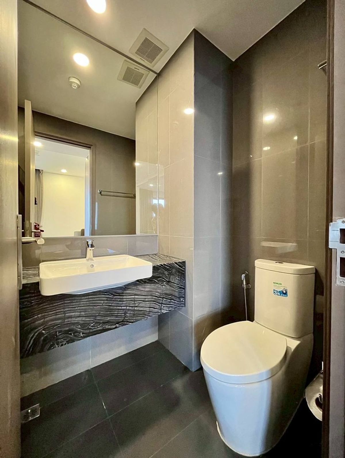 CondoSiam Paragon ,Chulalongkorn,Samyan : Ashton Chula Silom【𝐒𝐄𝐋𝐋 & 𝐑𝐄𝐍𝐓】🔥Luxurious dark tone with a simple and expensive look, suitable for stylish city people🔥  Contact Line ID: @hacondo