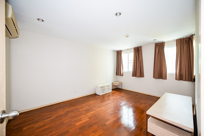 ขายคอนโดนานา : 🔥ขายด่วน + 🔥Siri On 8 ห้องหัวมุม 3 ห้องนอน 2 ห้องน้ำ ใกล้ BTS นานา❗