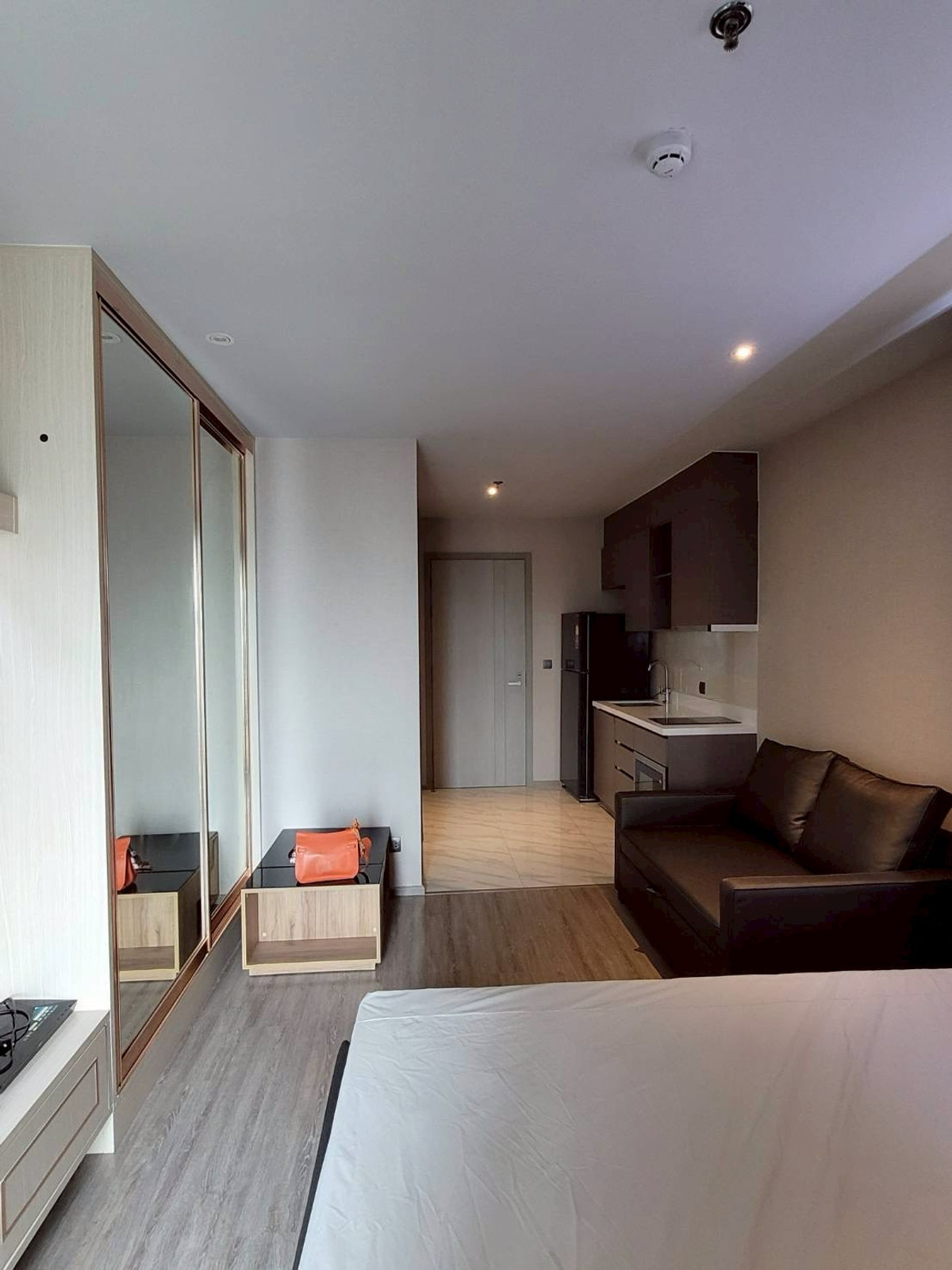 For RentCondoSukhumvit, Asoke, Thonglor : (FOR RENT) RHYTHM Ekkamai I Studio, Fully Furnished & Equipped. Near 🚆BTS Ekkamai																									