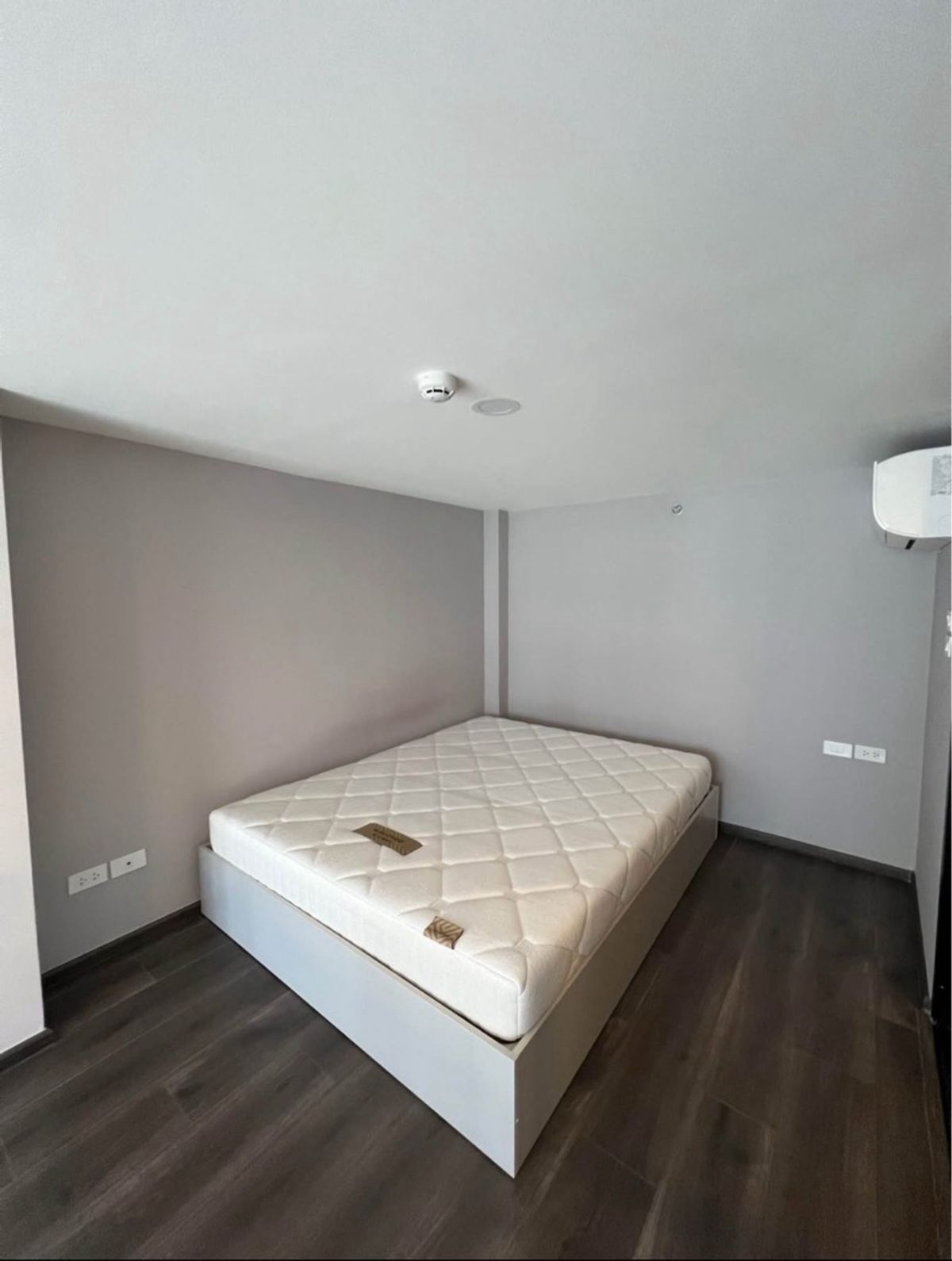 ให้เช่าคอนโดเกษตรศาสตร์ รัชโยธิน : Knightsbridge Space Ratchayothin – 250m to BTS Phahonyothin 24

Type  : 1 Bedroom Duplex / 1 Bathroom
Size   : 37 sq.m.
Floor : 21st (Corner Room)
Rent  : 25,000 Baht/Month (Includes Utilities)