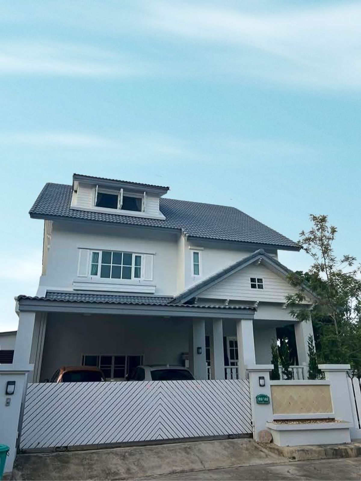 ขายบ้านเชียงใหม่ : หมู่บ้านลัดดารมย์ สันผีเสื้อ โรงเรียนนานาชาติพายัพ NIS เพียง 5 นาที/ น้ำไม่ท่วม เหมาะทั้งอยู่อาศัยและทำโฮมออฟฟิศ