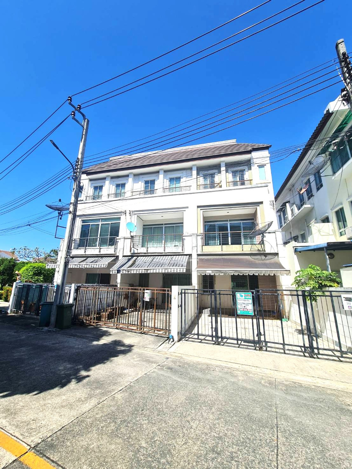 For SaleTownhomeKaset Nawamin,Ladplakao : 🌟 House, good location, pleasing price! 3 -story townhome behind the corner - Baan Klang Swiss Town Agriculture - Nawamin