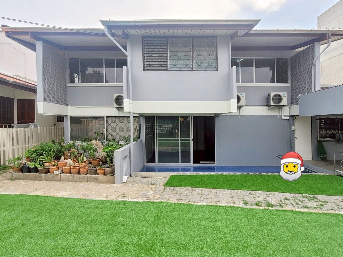 ให้เช่าบ้านพระราม 9 เพชรบุรีตัดใหม่ RCA : 🏡 ให้เช่าบ้านเดี่ยว 2 ชั้น ใจกลางพระราม 9 ซอย 41 แยก 14 (หลัง The Nine พระรามเก้า) 📍 เชื่อมต่อได้ทั้งพระราม 9 และรามคำแหง เดินทางสะดวกในทุกทิศ! ✨ บ้านปรับปรุงใหม่ทั้งหลัง บนพื้นที่ 95 ตร.วา พร้อมที่จอดรถในบ้าน 3-4 คัน + นอกรั้ว