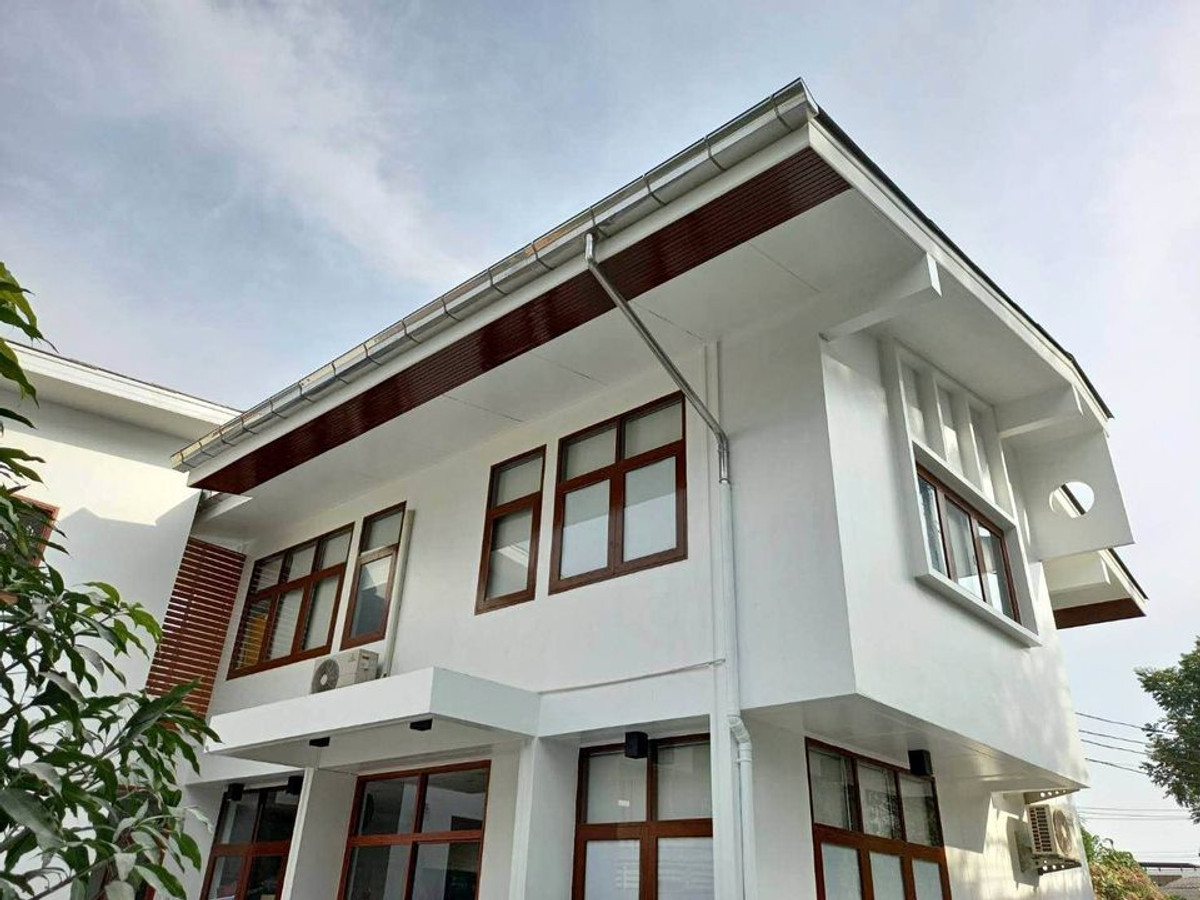 For RentHouseBang Sue, Wong Sawang, Tao Pun : Newly renovated 90 sq.wah detached house with 6 bedrooms and 7 bathrooms, located in Soi Pongphet Niwet, with access to Prachachuen Road.