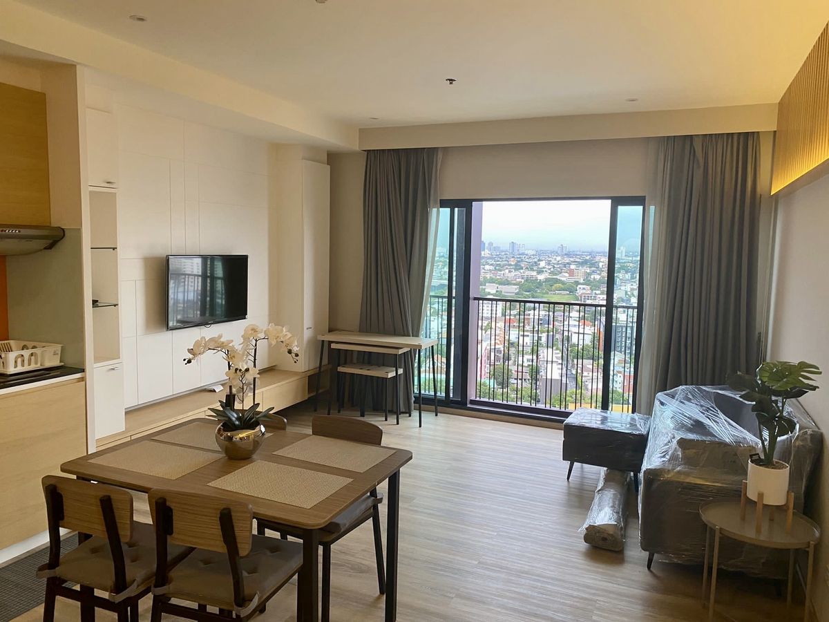 ให้เช่าคอนโดสุขุมวิท อโศก ทองหล่อ : Modern 2-Bedroom Corner Unit at Noble Reveal
