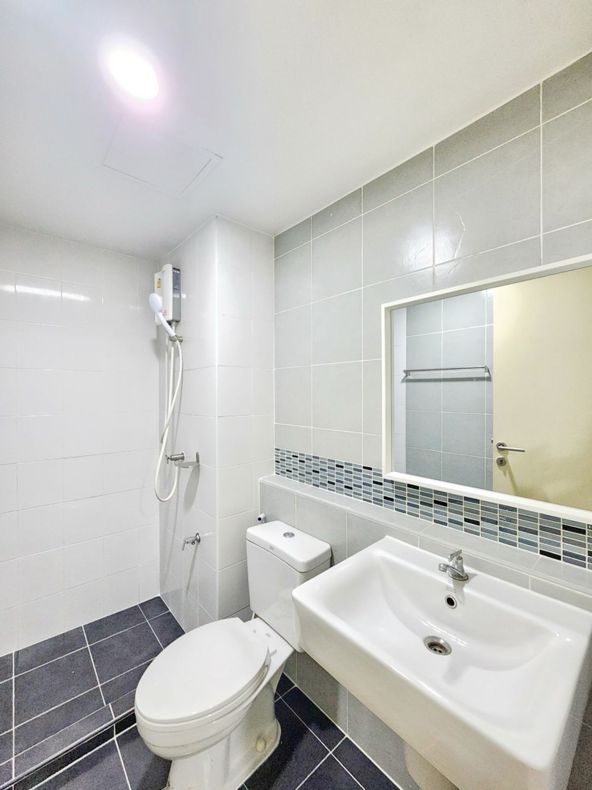 For SaleCondoLadkrabang, Suwannaphum Airport : #Condo people near Suvarnabhumi Airport and Expressway Can say that Comes with a installment, starting at 6,000 baht. The room is beautiful and ready to move in. The value that you are worthy of this room.