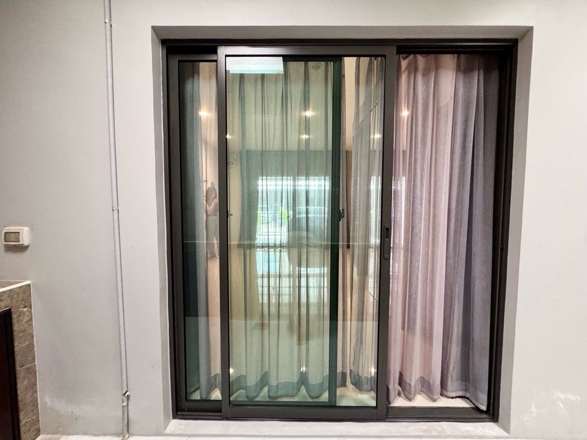 ขายทาวน์โฮมปทุมธานี รังสิต ธรรมศาสตร์ : ขาย ทาวน์โฮม 2 ชั้น หมู่บ้าน  V compound Tiwanon-Rangsit เจ้าของอยู่เองไม่เคยปล่อยเช่า เดินทางสะดวกใกล้ทางพิเศษศรีรัช ใกล้รถไฟฟ้าสายสีแดง