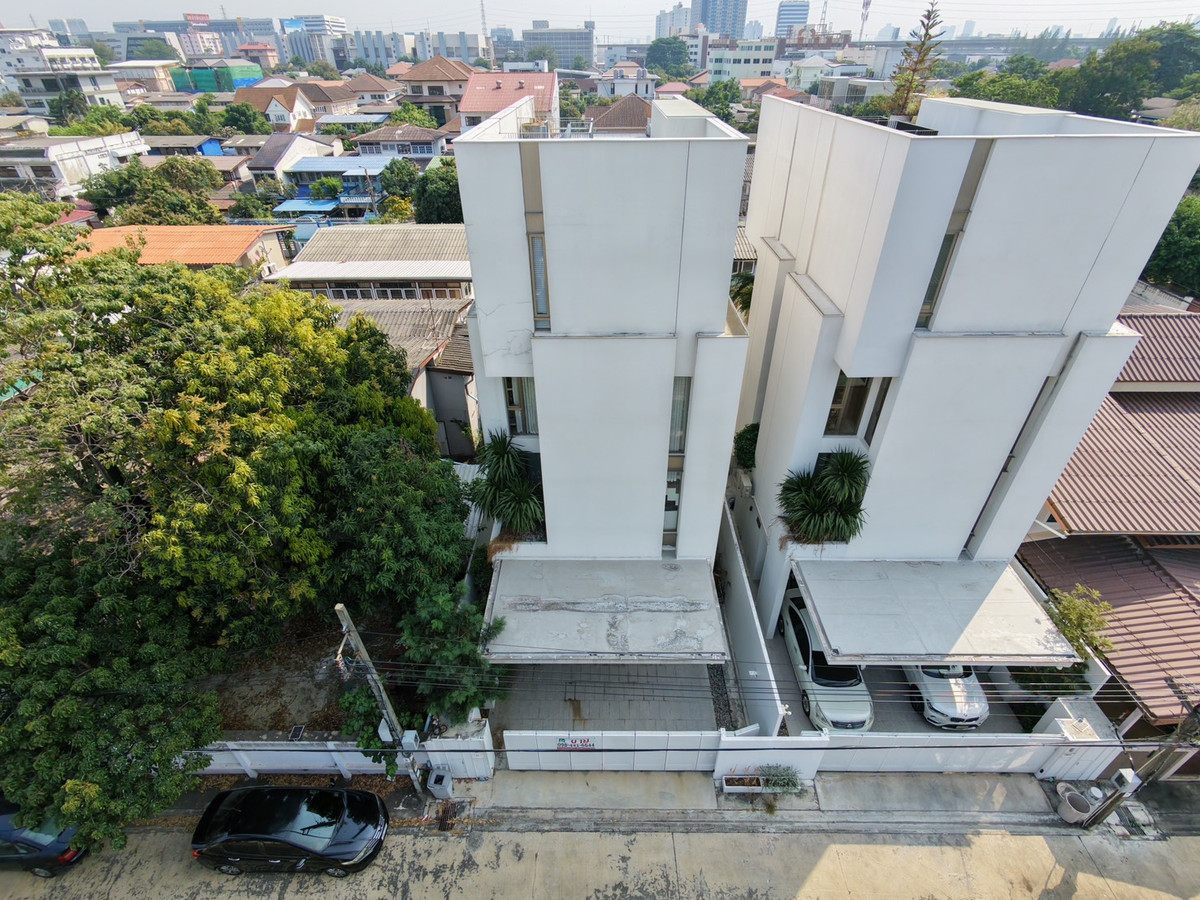 ขายบ้านพระราม 9 เพชรบุรีตัดใหม่ RCA : บ้านเดี่ยว 4.5 ชั้น สไตล์ Pool Villa พร้อมสระว่ายน้ำ & Rooftop ในโครงการหรู Signature W ทำเลหลัง The Nine เพียงแค่ 300 เมตร ชีวิตที่ใกล้ทั้งธรรมชาติและความสะดวกสบายใจกลางเมือง เดินทางสะดวก ใกล้ ทางด่วน พระราม 9 และ มอเตอร์เวย์