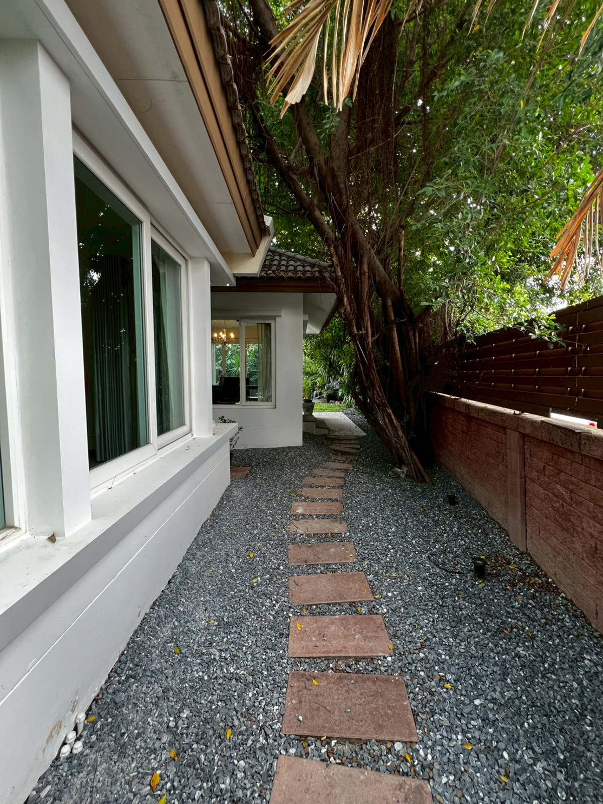 For RentHouseNonthaburi, Bang Yai, Bangbuathong : house 130 sq.wah, opposite Denla British (DBS), 4 bedrooms, 4 bathrooms, maid's room, fully furnished.