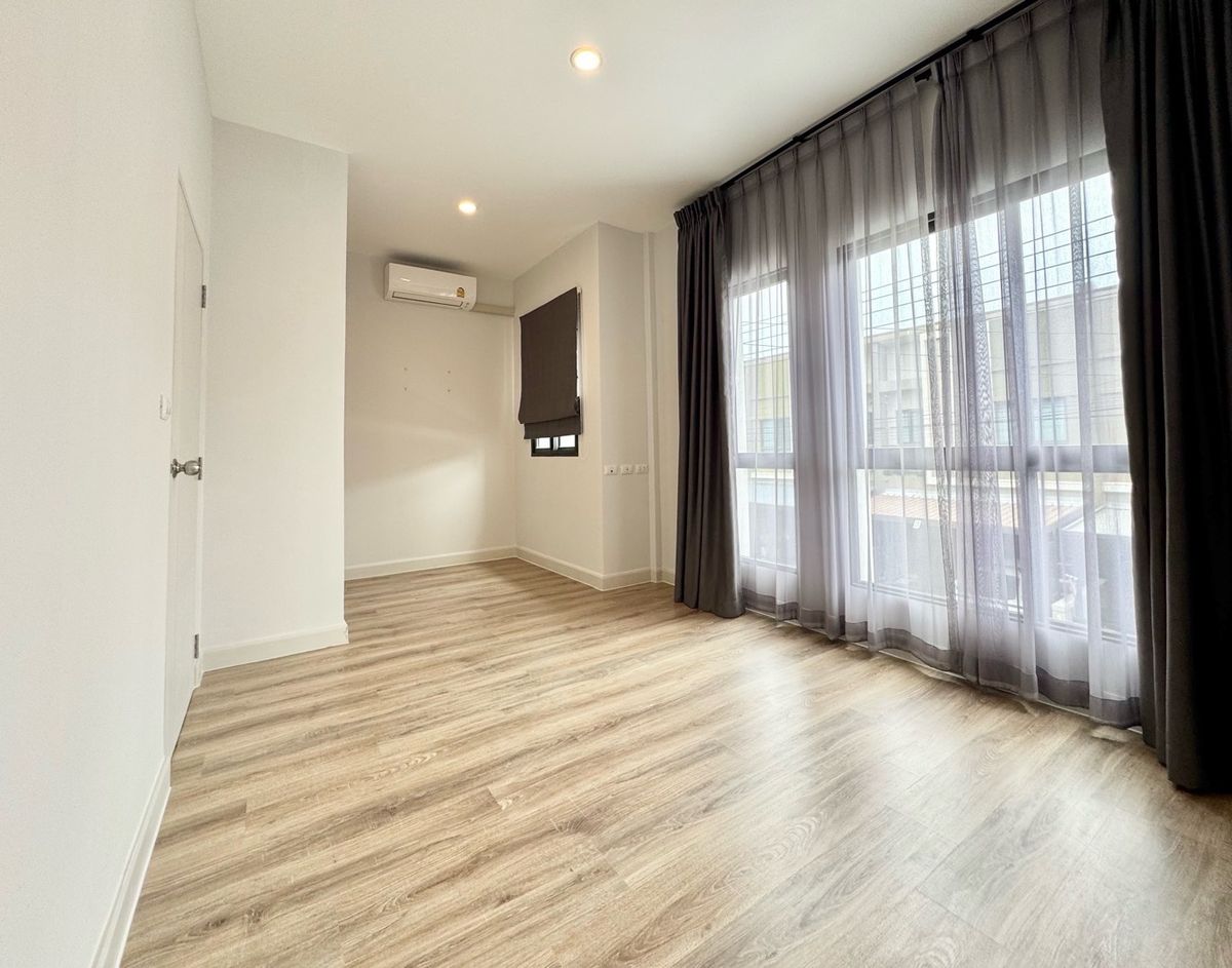 ขายทาวน์โฮมปทุมธานี รังสิต ธรรมศาสตร์ : ขาย ทาวน์โฮม 2 ชั้น หมู่บ้าน  V compound Tiwanon-Rangsit เจ้าของอยู่เองไม่เคยปล่อยเช่า เดินทางสะดวกใกล้ทางพิเศษศรีรัช ใกล้รถไฟฟ้าสายสีแดง