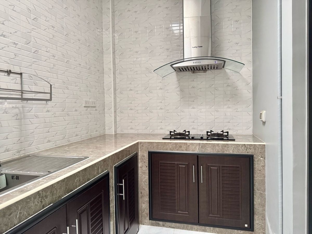 ขายทาวน์โฮมปทุมธานี รังสิต ธรรมศาสตร์ : ขาย ทาวน์โฮม 2 ชั้น หมู่บ้าน  V compound Tiwanon-Rangsit เจ้าของอยู่เองไม่เคยปล่อยเช่า เดินทางสะดวกใกล้ทางพิเศษศรีรัช ใกล้รถไฟฟ้าสายสีแดง