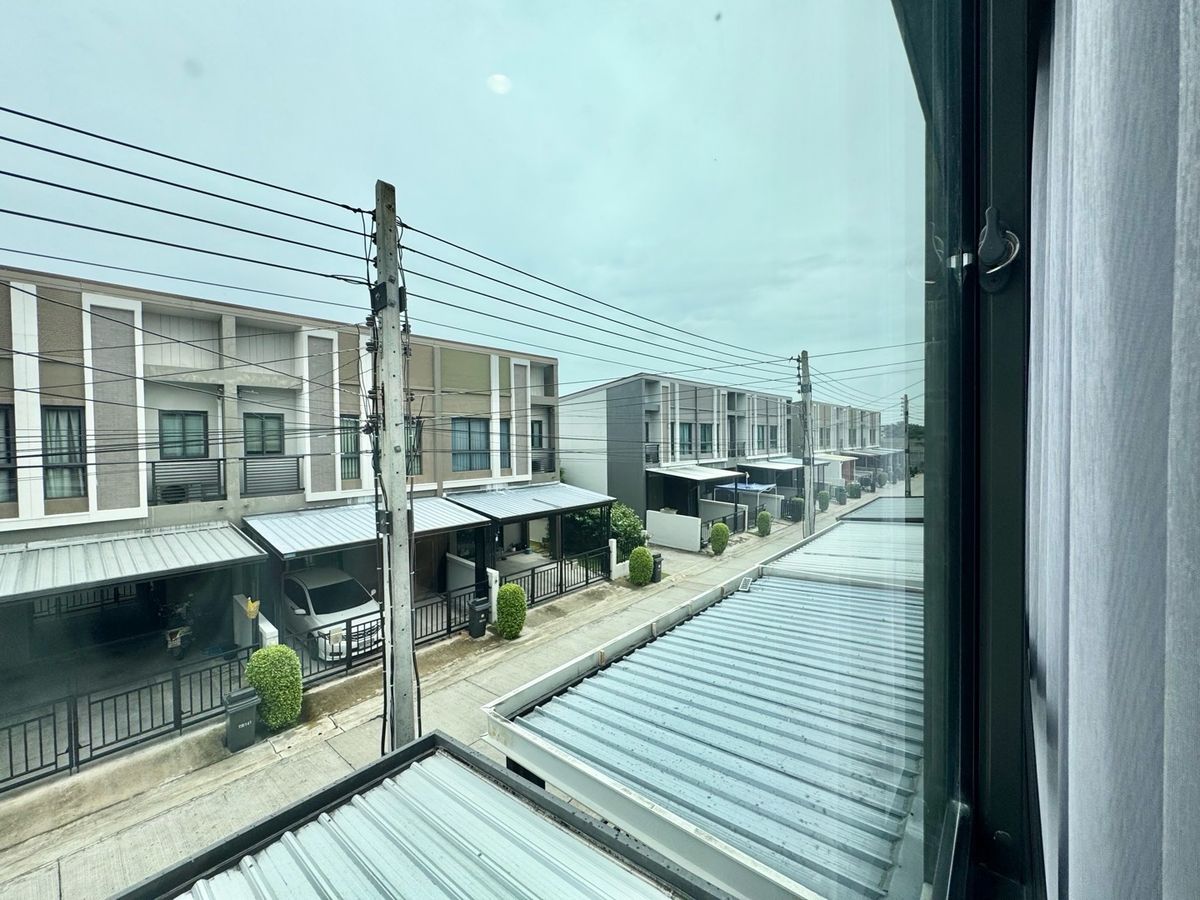 ขายทาวน์โฮมปทุมธานี รังสิต ธรรมศาสตร์ : ขาย ทาวน์โฮม 2 ชั้น หมู่บ้าน  V compound Tiwanon-Rangsit เจ้าของอยู่เองไม่เคยปล่อยเช่า เดินทางสะดวกใกล้ทางพิเศษศรีรัช ใกล้รถไฟฟ้าสายสีแดง