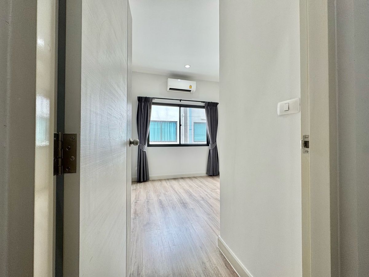 ขายทาวน์โฮมปทุมธานี รังสิต ธรรมศาสตร์ : ขาย ทาวน์โฮม 2 ชั้น หมู่บ้าน  V compound Tiwanon-Rangsit เจ้าของอยู่เองไม่เคยปล่อยเช่า เดินทางสะดวกใกล้ทางพิเศษศรีรัช ใกล้รถไฟฟ้าสายสีแดง