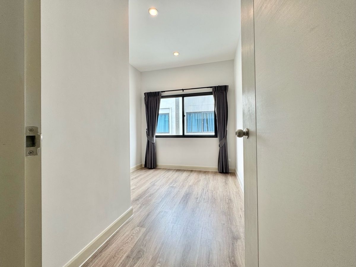 ขายทาวน์โฮมปทุมธานี รังสิต ธรรมศาสตร์ : ขาย ทาวน์โฮม 2 ชั้น หมู่บ้าน  V compound Tiwanon-Rangsit เจ้าของอยู่เองไม่เคยปล่อยเช่า เดินทางสะดวกใกล้ทางพิเศษศรีรัช ใกล้รถไฟฟ้าสายสีแดง