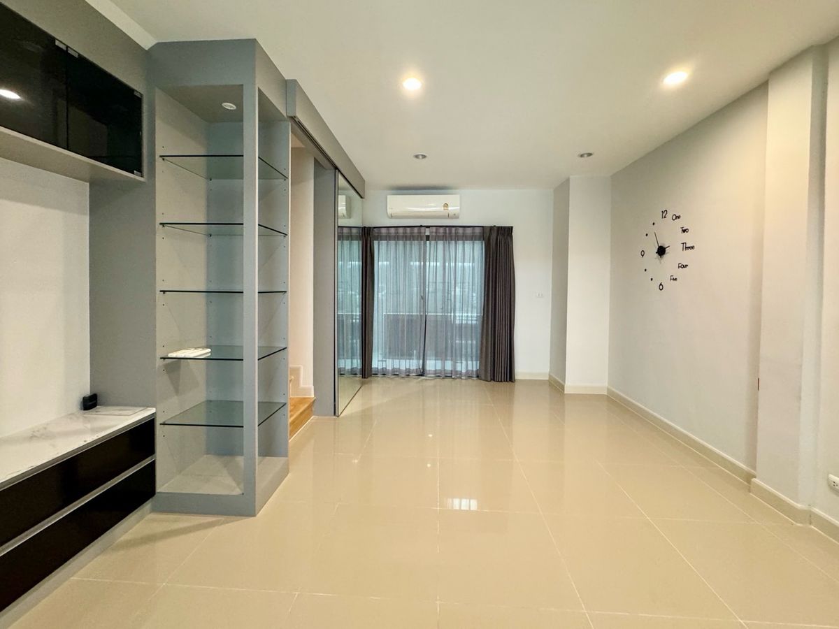 ขายทาวน์โฮมปทุมธานี รังสิต ธรรมศาสตร์ : ขาย ทาวน์โฮม 2 ชั้น หมู่บ้าน  V compound Tiwanon-Rangsit เจ้าของอยู่เองไม่เคยปล่อยเช่า เดินทางสะดวกใกล้ทางพิเศษศรีรัช ใกล้รถไฟฟ้าสายสีแดง