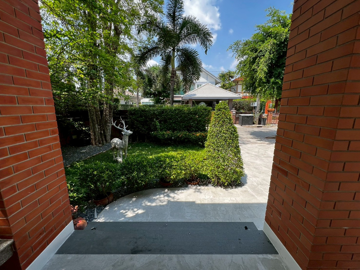 For RentHouseNonthaburi, Bang Yai, Bangbuathong : house 130 sq.wah, opposite Denla British (DBS), 4 bedrooms, 4 bathrooms, maid's room, fully furnished.