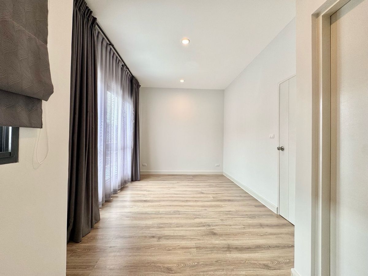 ขายทาวน์โฮมปทุมธานี รังสิต ธรรมศาสตร์ : ขาย ทาวน์โฮม 2 ชั้น หมู่บ้าน  V compound Tiwanon-Rangsit เจ้าของอยู่เองไม่เคยปล่อยเช่า เดินทางสะดวกใกล้ทางพิเศษศรีรัช ใกล้รถไฟฟ้าสายสีแดง