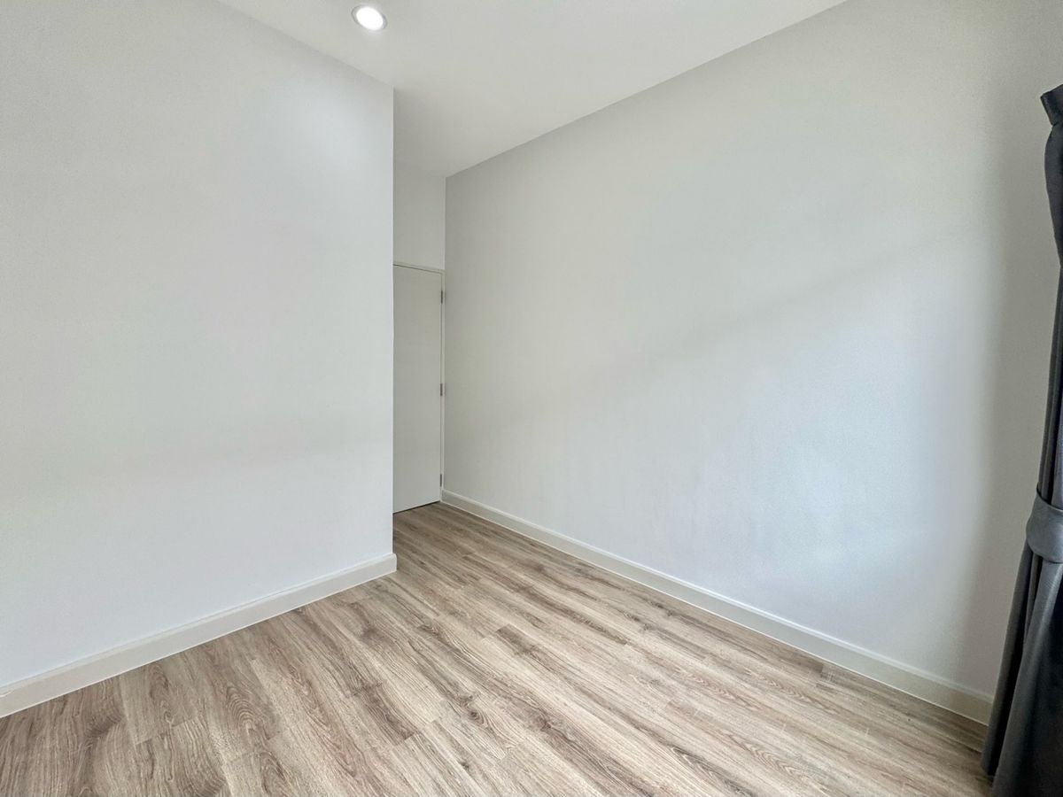 ขายทาวน์โฮมปทุมธานี รังสิต ธรรมศาสตร์ : ขาย ทาวน์โฮม 2 ชั้น หมู่บ้าน  V compound Tiwanon-Rangsit เจ้าของอยู่เองไม่เคยปล่อยเช่า เดินทางสะดวกใกล้ทางพิเศษศรีรัช ใกล้รถไฟฟ้าสายสีแดง