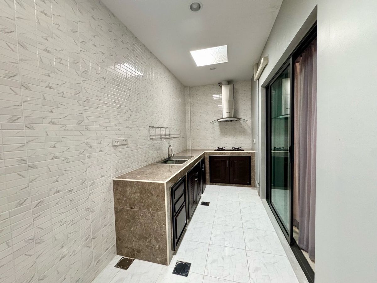 ขายทาวน์โฮมปทุมธานี รังสิต ธรรมศาสตร์ : ขาย ทาวน์โฮม 2 ชั้น หมู่บ้าน  V compound Tiwanon-Rangsit เจ้าของอยู่เองไม่เคยปล่อยเช่า เดินทางสะดวกใกล้ทางพิเศษศรีรัช ใกล้รถไฟฟ้าสายสีแดง