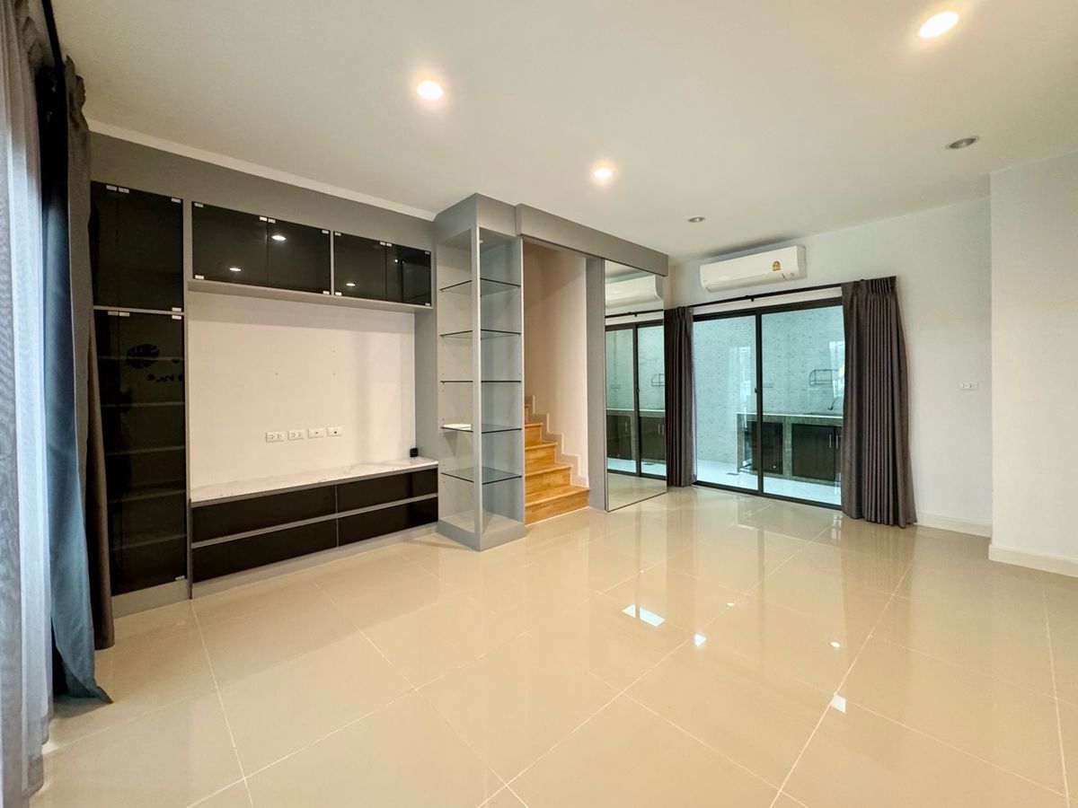 For SaleTownhomePathum Thani,Rangsit, Thammasat : 2-story townhome for sale V Compound Tiwanon-Rangsit Village The owner was never rented. Convenient transportation near Srirat Expressway Near the red line