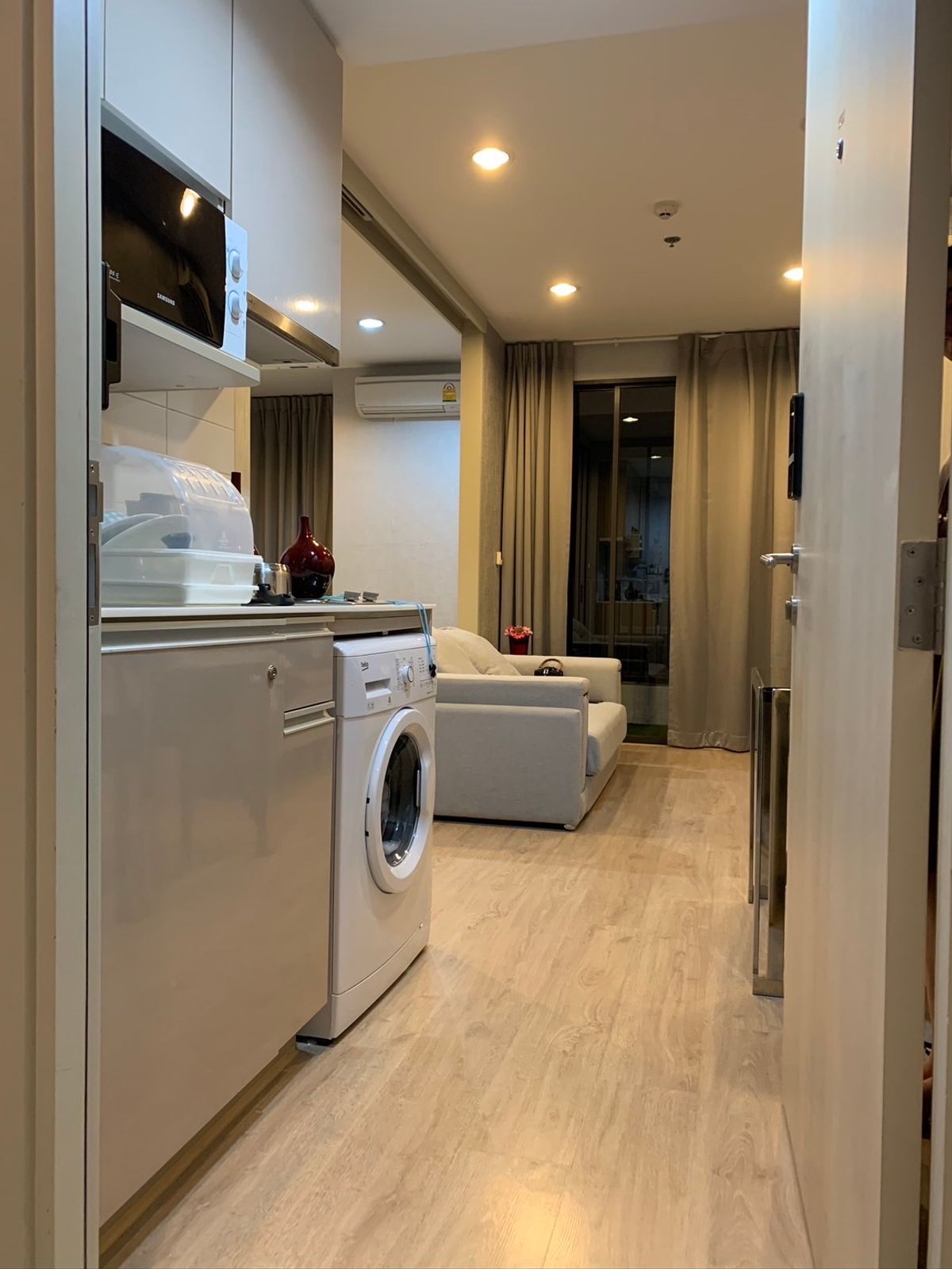 For RentCondoRatchathewi,Phayathai : Ideo Q Ratchathewi【𝐑𝐄𝐍𝐓】🔥 Fashionistas must love this room, it's chic, bright and has a great design🔥  Contact Line ID: @hacondo