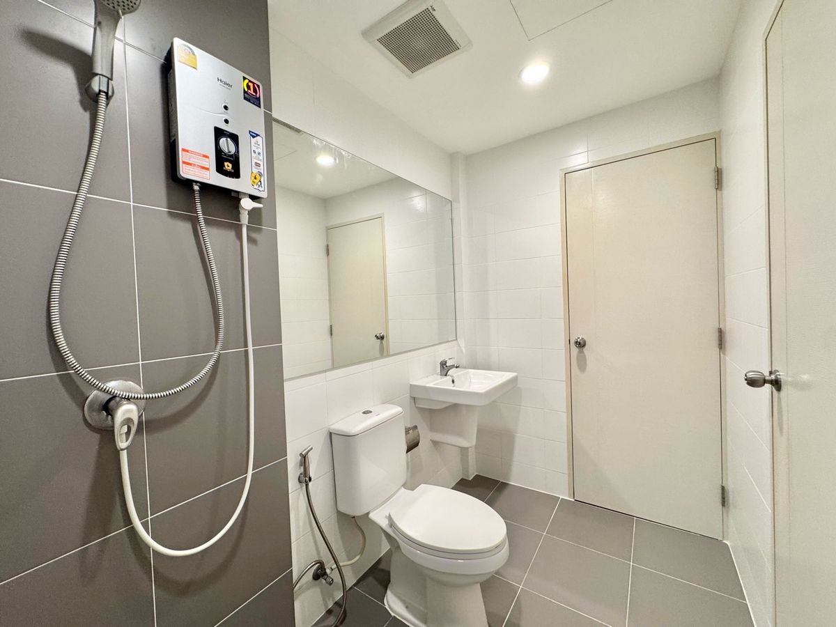 ขายทาวน์โฮมปทุมธานี รังสิต ธรรมศาสตร์ : ขาย ทาวน์โฮม 2 ชั้น หมู่บ้าน  V compound Tiwanon-Rangsit เจ้าของอยู่เองไม่เคยปล่อยเช่า เดินทางสะดวกใกล้ทางพิเศษศรีรัช ใกล้รถไฟฟ้าสายสีแดง