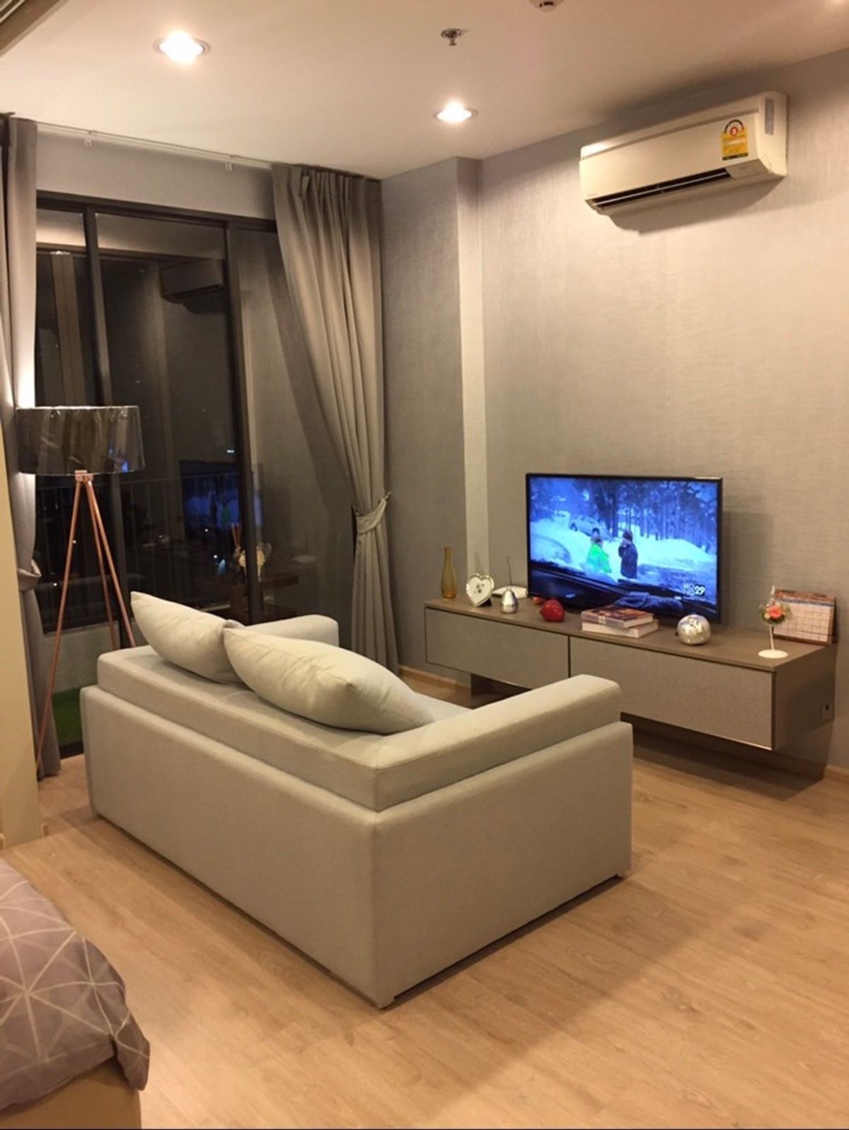 For RentCondoRatchathewi,Phayathai : Ideo Q Ratchathewi【𝐑𝐄𝐍𝐓】🔥 Fashionistas must love this room, it's chic, bright and has a great design🔥  Contact Line ID: @hacondo