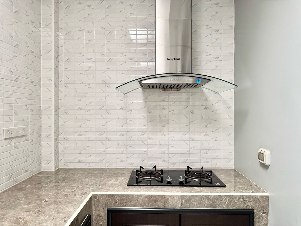 ขายทาวน์โฮมปทุมธานี รังสิต ธรรมศาสตร์ : ขาย ทาวน์โฮม 2 ชั้น หมู่บ้าน  V compound Tiwanon-Rangsit เจ้าของอยู่เองไม่เคยปล่อยเช่า เดินทางสะดวกใกล้ทางพิเศษศรีรัช ใกล้รถไฟฟ้าสายสีแดง