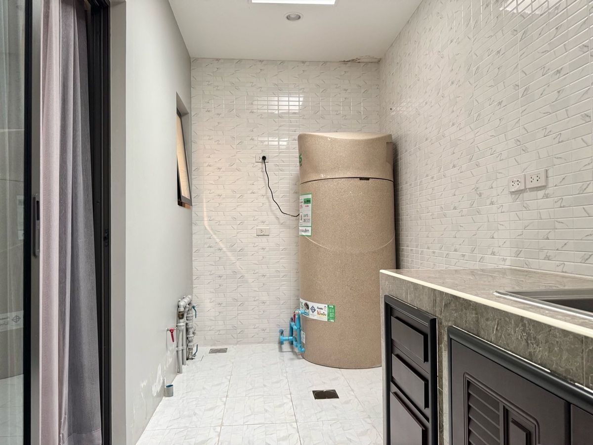 ขายทาวน์โฮมปทุมธานี รังสิต ธรรมศาสตร์ : ขาย ทาวน์โฮม 2 ชั้น หมู่บ้าน  V compound Tiwanon-Rangsit เจ้าของอยู่เองไม่เคยปล่อยเช่า เดินทางสะดวกใกล้ทางพิเศษศรีรัช ใกล้รถไฟฟ้าสายสีแดง