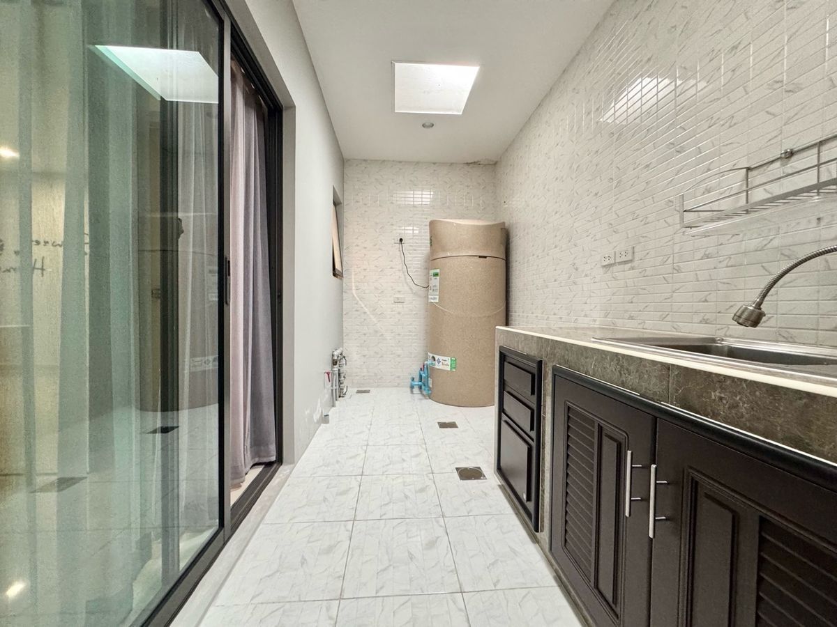 ขายทาวน์โฮมปทุมธานี รังสิต ธรรมศาสตร์ : ขาย ทาวน์โฮม 2 ชั้น หมู่บ้าน  V compound Tiwanon-Rangsit เจ้าของอยู่เองไม่เคยปล่อยเช่า เดินทางสะดวกใกล้ทางพิเศษศรีรัช ใกล้รถไฟฟ้าสายสีแดง