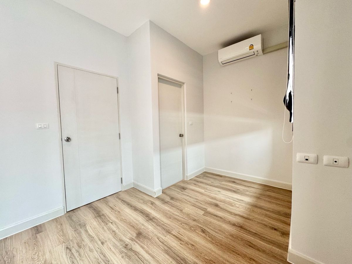 ขายทาวน์โฮมปทุมธานี รังสิต ธรรมศาสตร์ : ขาย ทาวน์โฮม 2 ชั้น หมู่บ้าน  V compound Tiwanon-Rangsit เจ้าของอยู่เองไม่เคยปล่อยเช่า เดินทางสะดวกใกล้ทางพิเศษศรีรัช ใกล้รถไฟฟ้าสายสีแดง