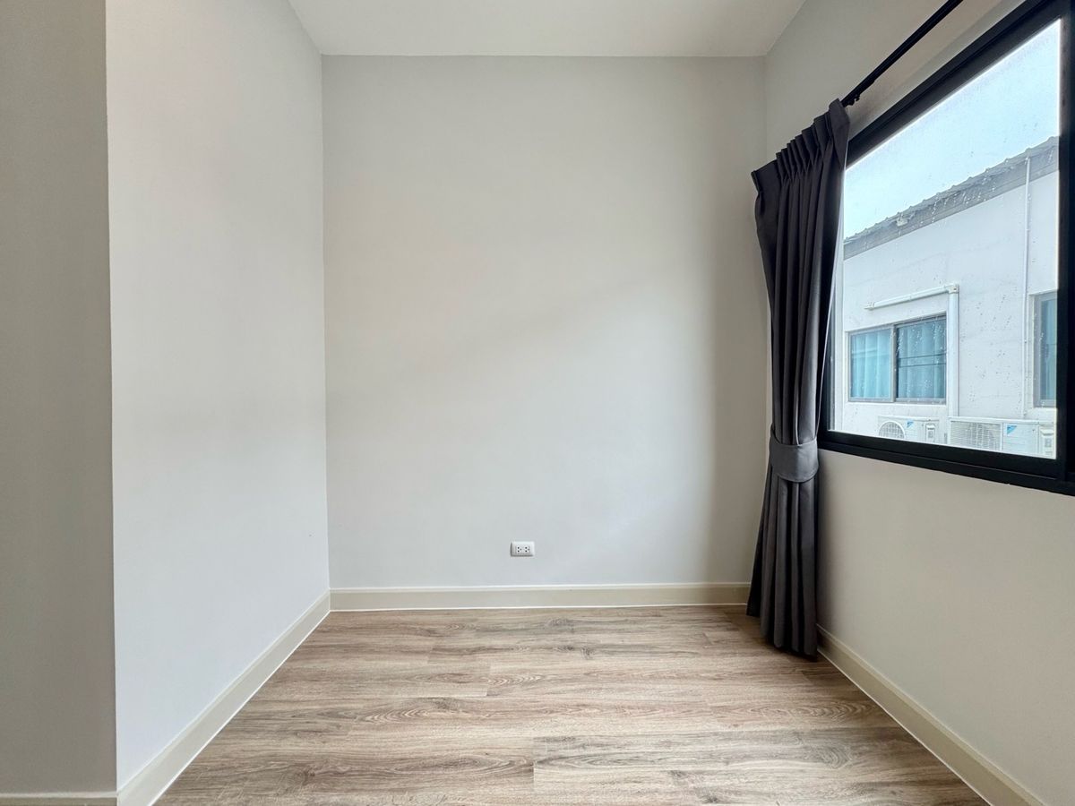 ขายทาวน์โฮมปทุมธานี รังสิต ธรรมศาสตร์ : ขาย ทาวน์โฮม 2 ชั้น หมู่บ้าน  V compound Tiwanon-Rangsit เจ้าของอยู่เองไม่เคยปล่อยเช่า เดินทางสะดวกใกล้ทางพิเศษศรีรัช ใกล้รถไฟฟ้าสายสีแดง