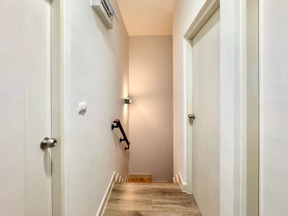 ขายทาวน์โฮมปทุมธานี รังสิต ธรรมศาสตร์ : ขาย ทาวน์โฮม 2 ชั้น หมู่บ้าน  V compound Tiwanon-Rangsit เจ้าของอยู่เองไม่เคยปล่อยเช่า เดินทางสะดวกใกล้ทางพิเศษศรีรัช ใกล้รถไฟฟ้าสายสีแดง