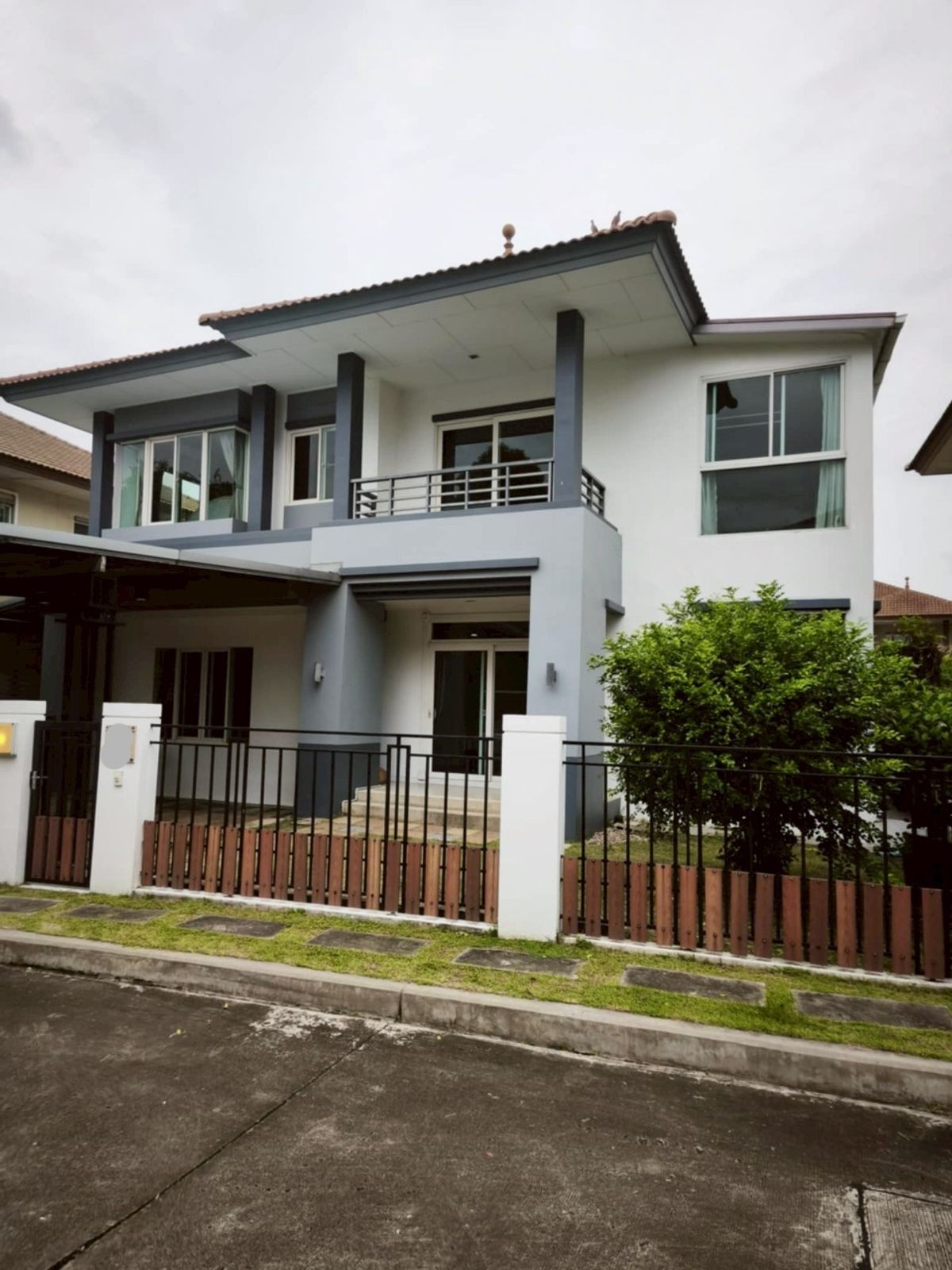 ให้เช่าบ้านรัตนาธิเบศร์ สนามบินน้ำ พระนั่งเกล้า : บ้านหลังใหญ่ 4ห้องนอน 4ห้องน้ำ มีห้องแม่บ้าน ออกได้ทั้งงามวงศ์วาน และสามัคคี