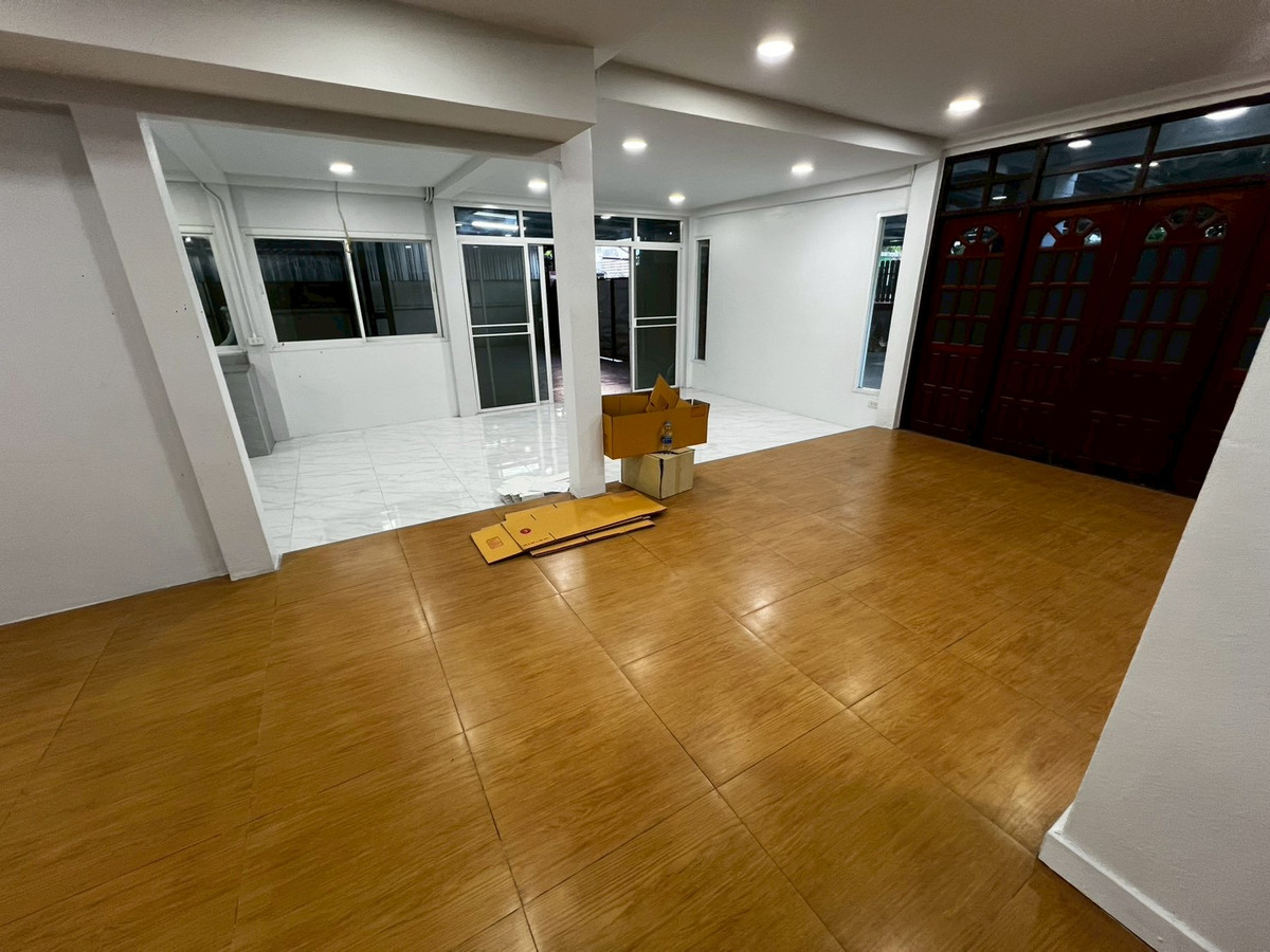For RentHouseNonthaburi, Bang Yai, Bangbuathong : 5bedroom house, 91 sq.wa., near the BTS and Nonthaburi Government Center. Suitable for company registration.