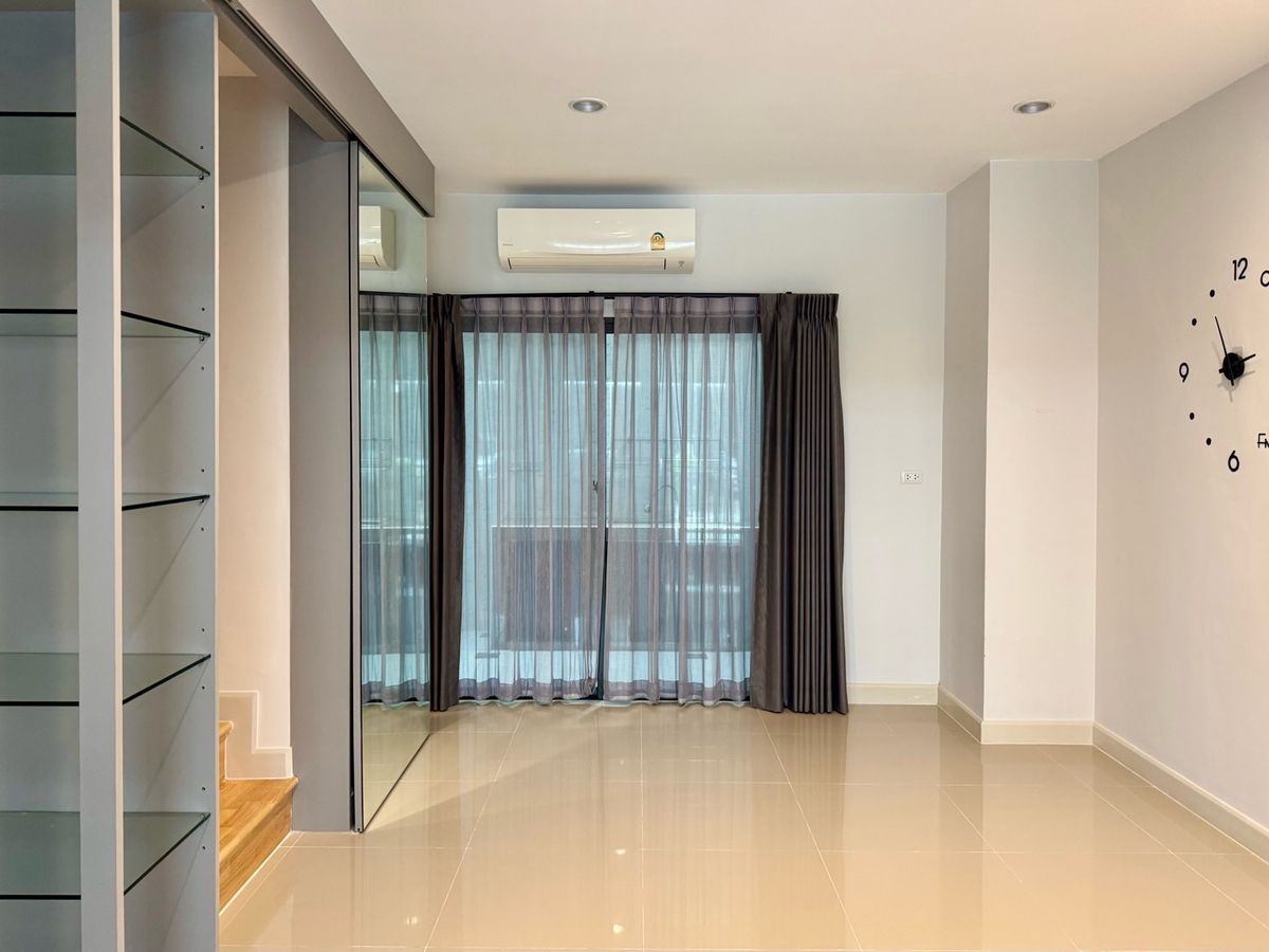 ขายทาวน์โฮมปทุมธานี รังสิต ธรรมศาสตร์ : ขาย ทาวน์โฮม 2 ชั้น หมู่บ้าน  V compound Tiwanon-Rangsit เจ้าของอยู่เองไม่เคยปล่อยเช่า เดินทางสะดวกใกล้ทางพิเศษศรีรัช ใกล้รถไฟฟ้าสายสีแดง