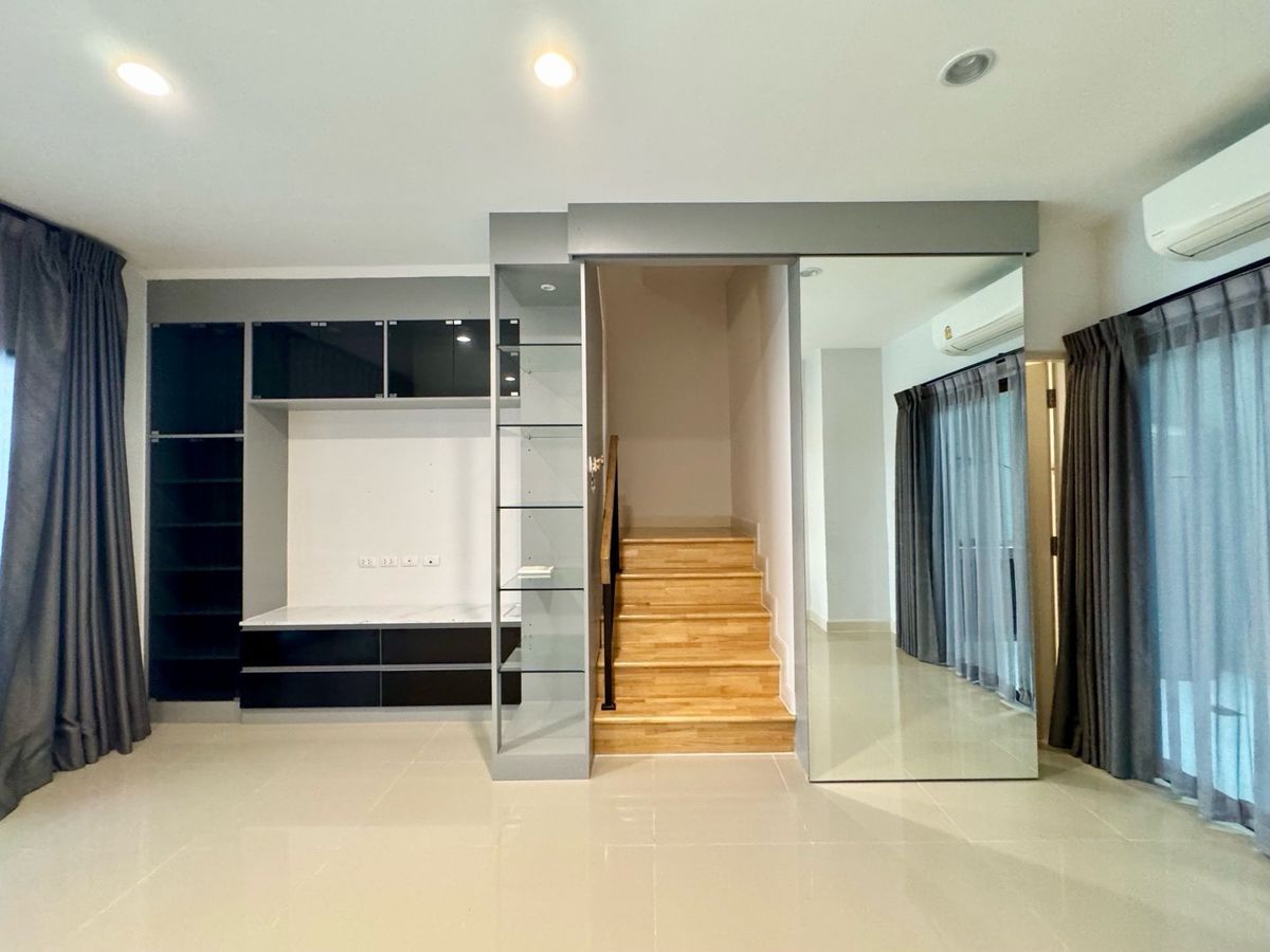 ขายทาวน์โฮมปทุมธานี รังสิต ธรรมศาสตร์ : ขาย ทาวน์โฮม 2 ชั้น หมู่บ้าน  V compound Tiwanon-Rangsit เจ้าของอยู่เองไม่เคยปล่อยเช่า เดินทางสะดวกใกล้ทางพิเศษศรีรัช ใกล้รถไฟฟ้าสายสีแดง