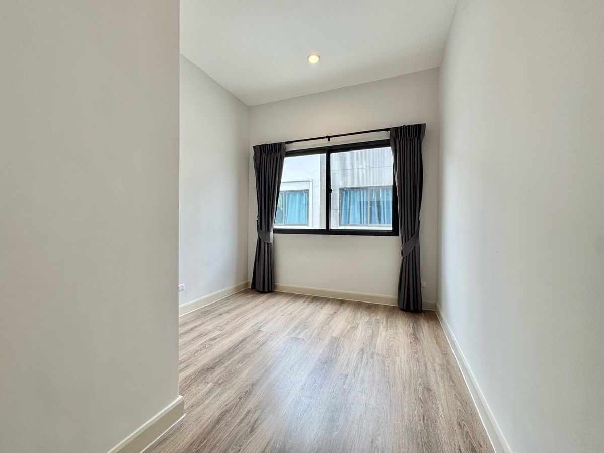 ขายทาวน์โฮมปทุมธานี รังสิต ธรรมศาสตร์ : ขาย ทาวน์โฮม 2 ชั้น หมู่บ้าน  V compound Tiwanon-Rangsit เจ้าของอยู่เองไม่เคยปล่อยเช่า เดินทางสะดวกใกล้ทางพิเศษศรีรัช ใกล้รถไฟฟ้าสายสีแดง