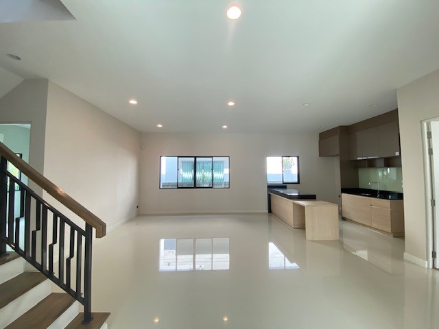 ขายบ้านนวมินทร์ รามอินทรา : 🔥ขายด่วน + 🔥บุราสิริวัชรพล 5 ห้องนอน 5 ห้องน้ำ ใกล้ทางขึ้นทางด่วนรามอินทรา-อาจณรงค์