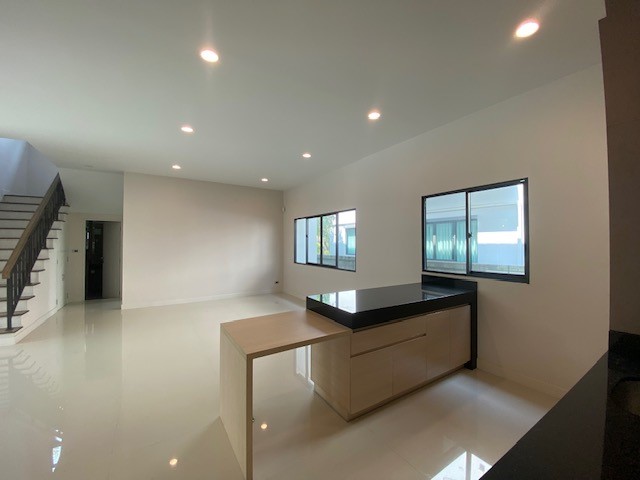 ขายบ้านนวมินทร์ รามอินทรา : 🔥ขายด่วน + 🔥บุราสิริวัชรพล 5 ห้องนอน 5 ห้องน้ำ ใกล้ทางขึ้นทางด่วนรามอินทรา-อาจณรงค์