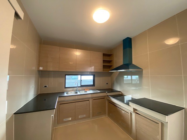 ขายบ้านนวมินทร์ รามอินทรา : 🔥ขายด่วน + 🔥บุราสิริวัชรพล 5 ห้องนอน 5 ห้องน้ำ ใกล้ทางขึ้นทางด่วนรามอินทรา-อาจณรงค์