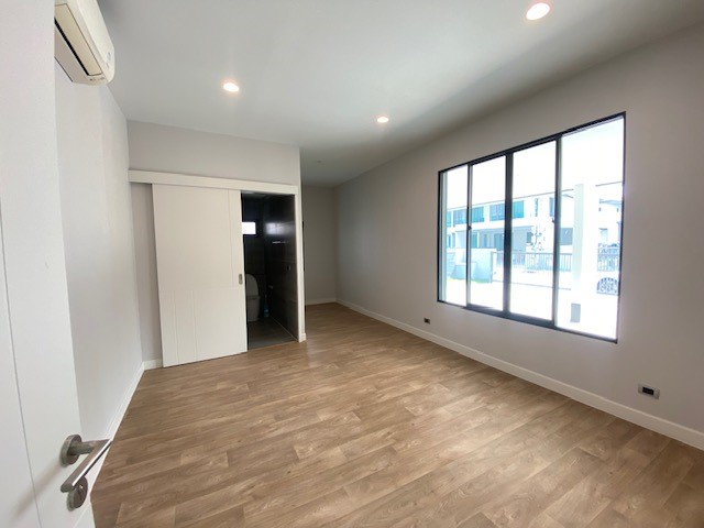 ขายบ้านนวมินทร์ รามอินทรา : 🔥ขายด่วน + 🔥บุราสิริวัชรพล 5 ห้องนอน 5 ห้องน้ำ ใกล้ทางขึ้นทางด่วนรามอินทรา-อาจณรงค์