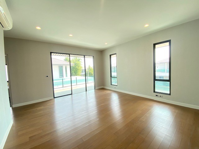 ขายบ้านนวมินทร์ รามอินทรา : 🔥ขายด่วน + 🔥บุราสิริวัชรพล 5 ห้องนอน 5 ห้องน้ำ ใกล้ทางขึ้นทางด่วนรามอินทรา-อาจณรงค์