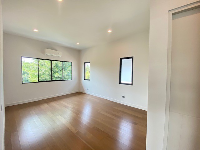 ขายบ้านนวมินทร์ รามอินทรา : 🔥ขายด่วน + 🔥บุราสิริวัชรพล 5 ห้องนอน 5 ห้องน้ำ ใกล้ทางขึ้นทางด่วนรามอินทรา-อาจณรงค์