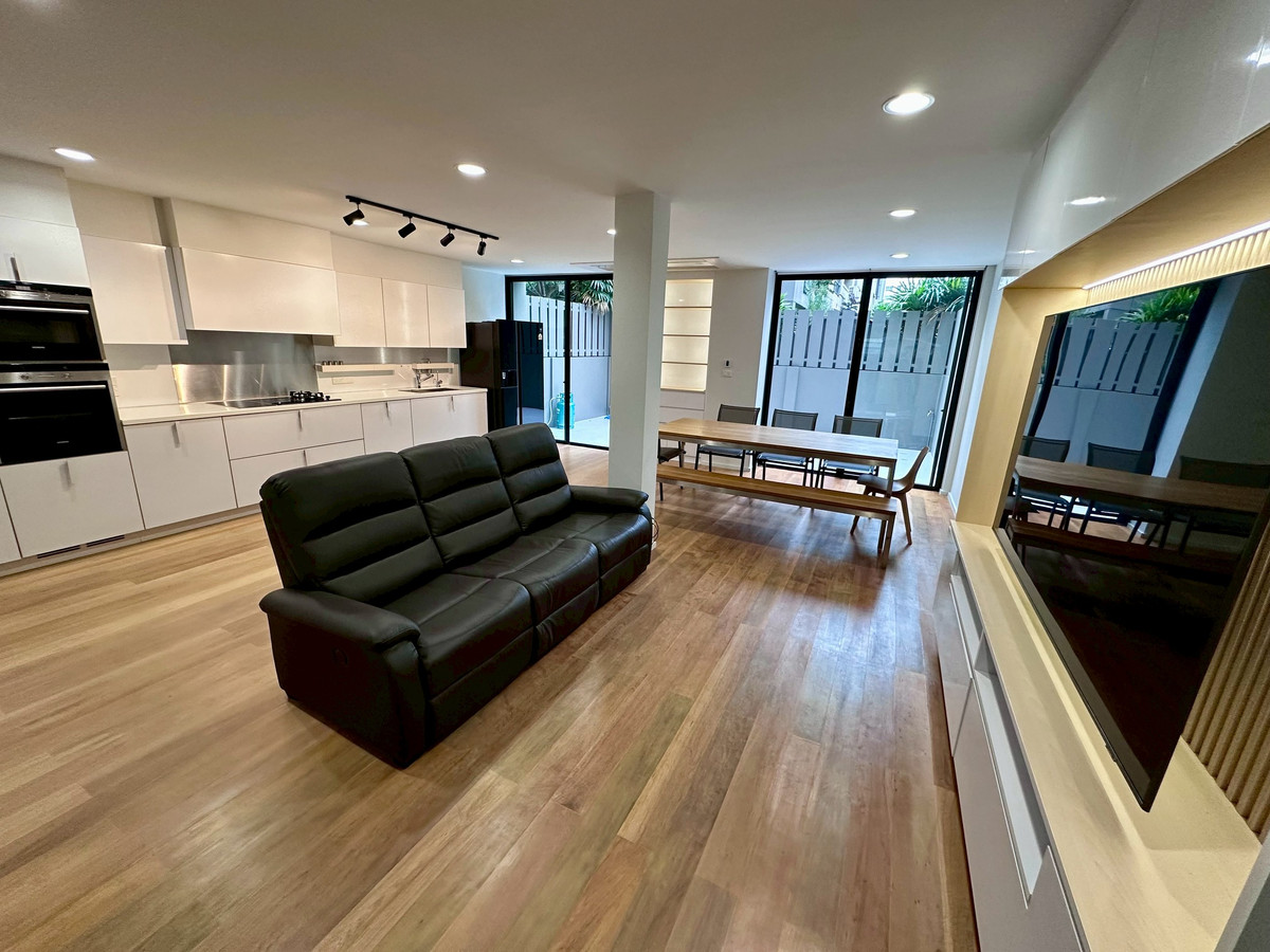 For RentTownhomePattanakan, Srinakarin : RH070225 For rent, 3-storey townhouse, 5 bedrooms, Noble Cube Phatthanakan