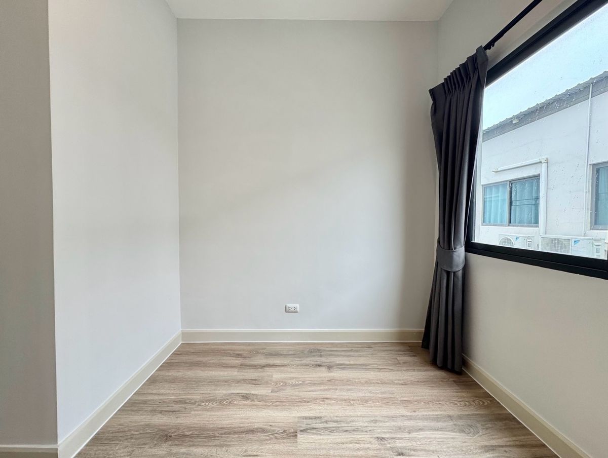 ขายทาวน์โฮมปทุมธานี รังสิต ธรรมศาสตร์ : ขาย ทาวน์โฮม 2 ชั้น หมู่บ้าน  V compound Tiwanon-Rangsit เจ้าของอยู่เองไม่เคยปล่อยเช่า เดินทางสะดวกใกล้ทางพิเศษศรีรัช ใกล้รถไฟฟ้าสายสีแดง